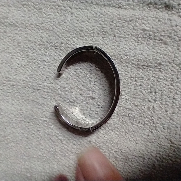 Silvertone white small cuff bracelet enamel - Picture 4 of 4